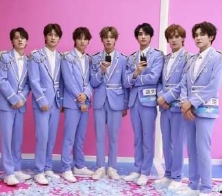 娱乐吃瓜姐妹胡文煊小说,娱乐圈的瓜田秘闻录